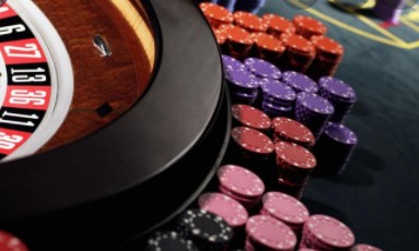 Miten live-kasinot tarjoavat online-pokeriturnauksia
